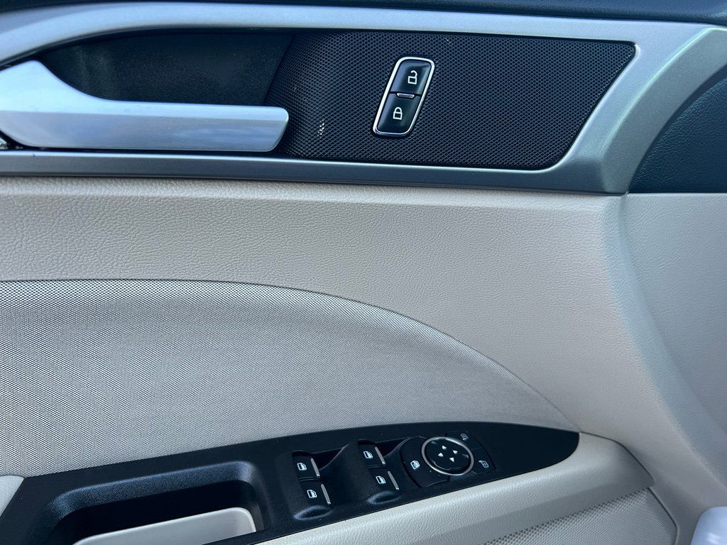 Used 2020 Ford Fusion SE image 17