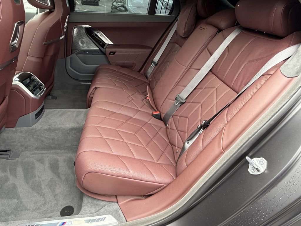 Used 2025 BMW i7 M70 image 31
