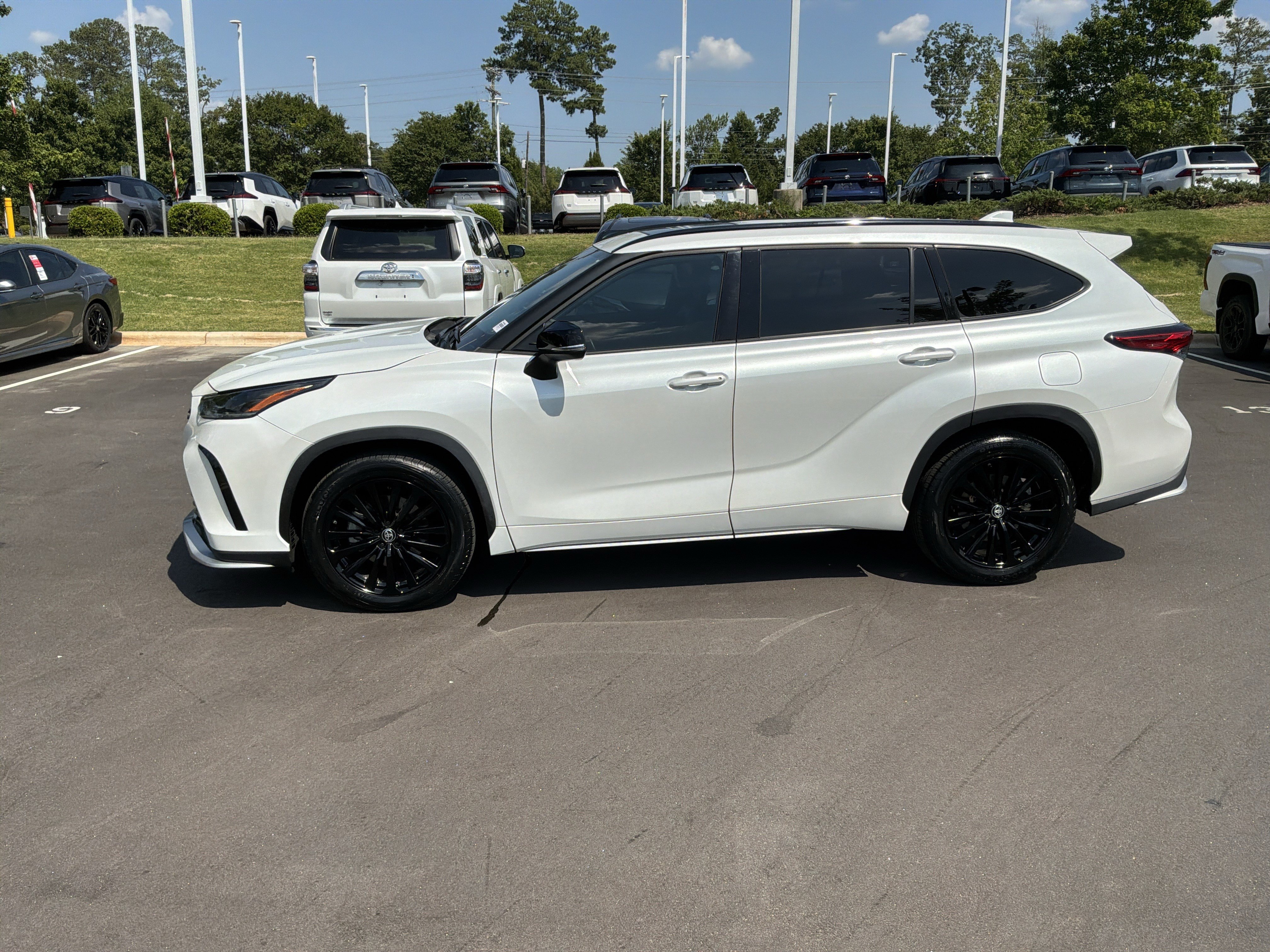 Used 2023 Toyota Highlander XSE FWD image 7