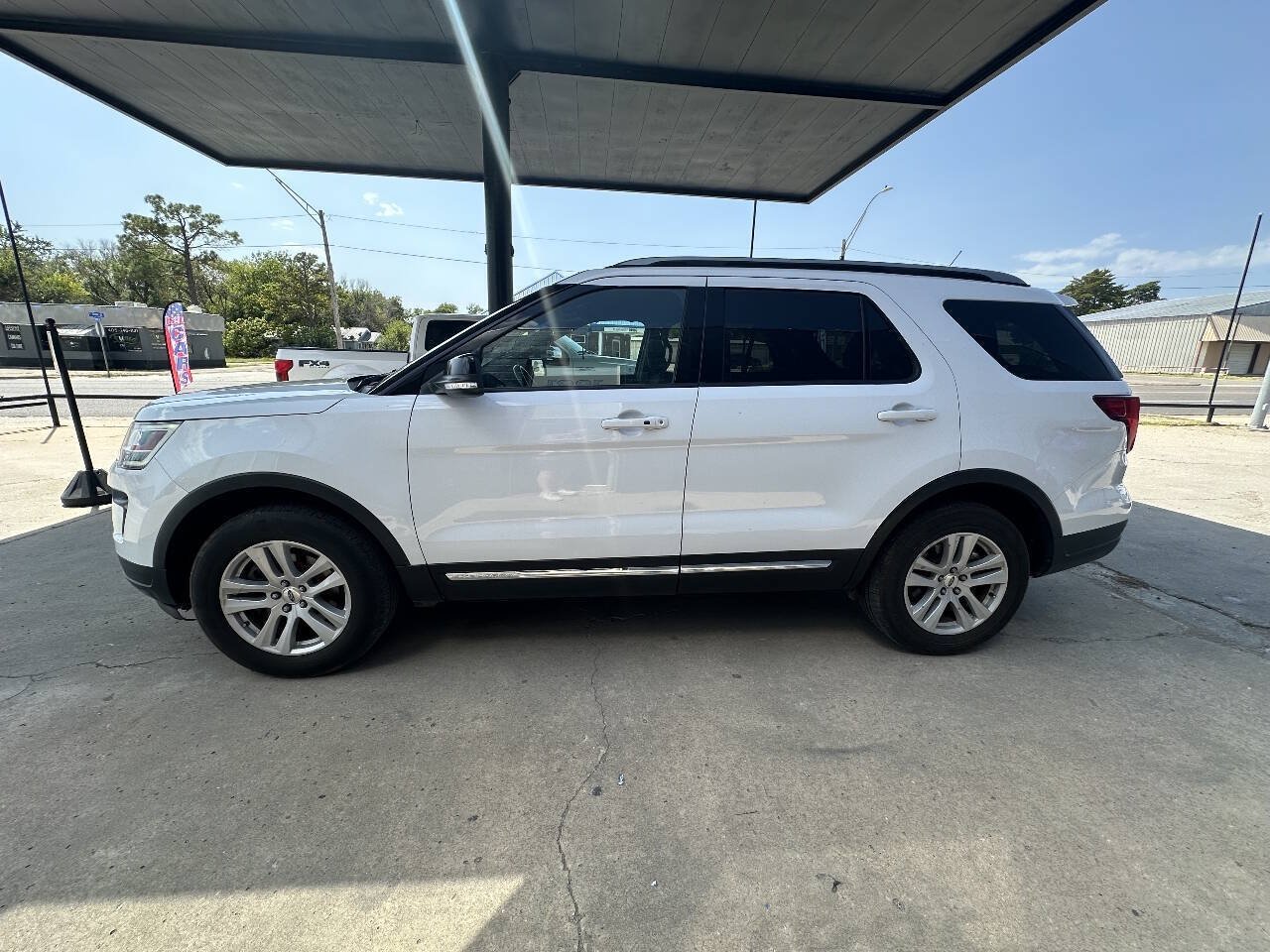 Used 2018 Ford Explorer XLT w/ Equipment Group 201A AWD/4WD image 4