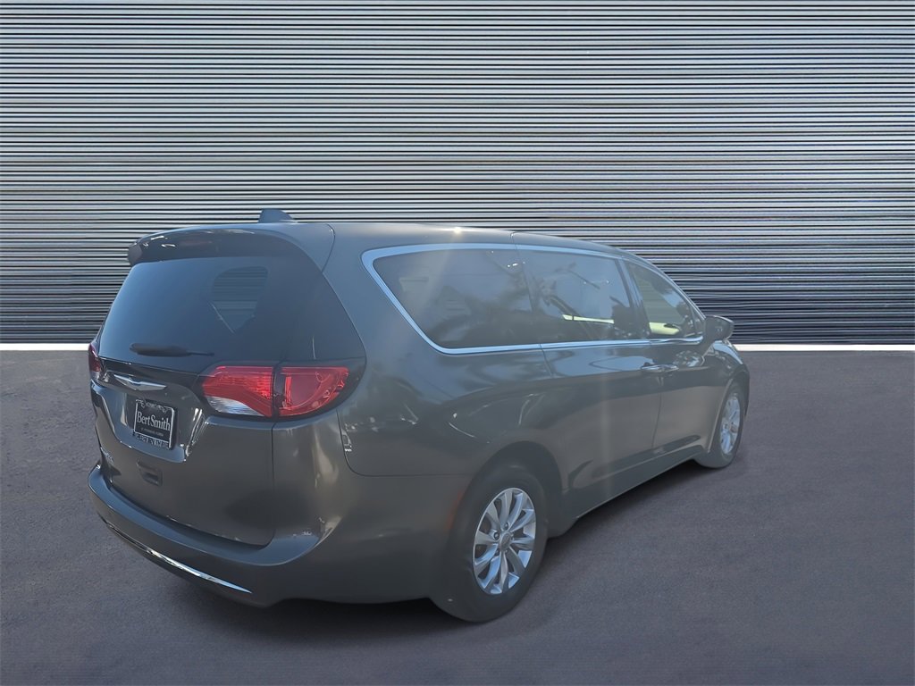 Used 2018 Chrysler Pacifica Touring Plus image 3