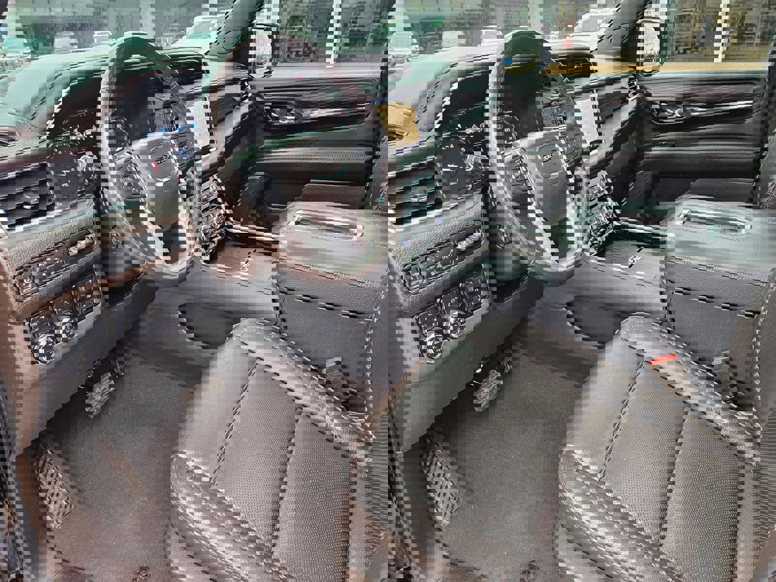 Used 2021 GMC Yukon Denali w/ Denali Premium Package image 10