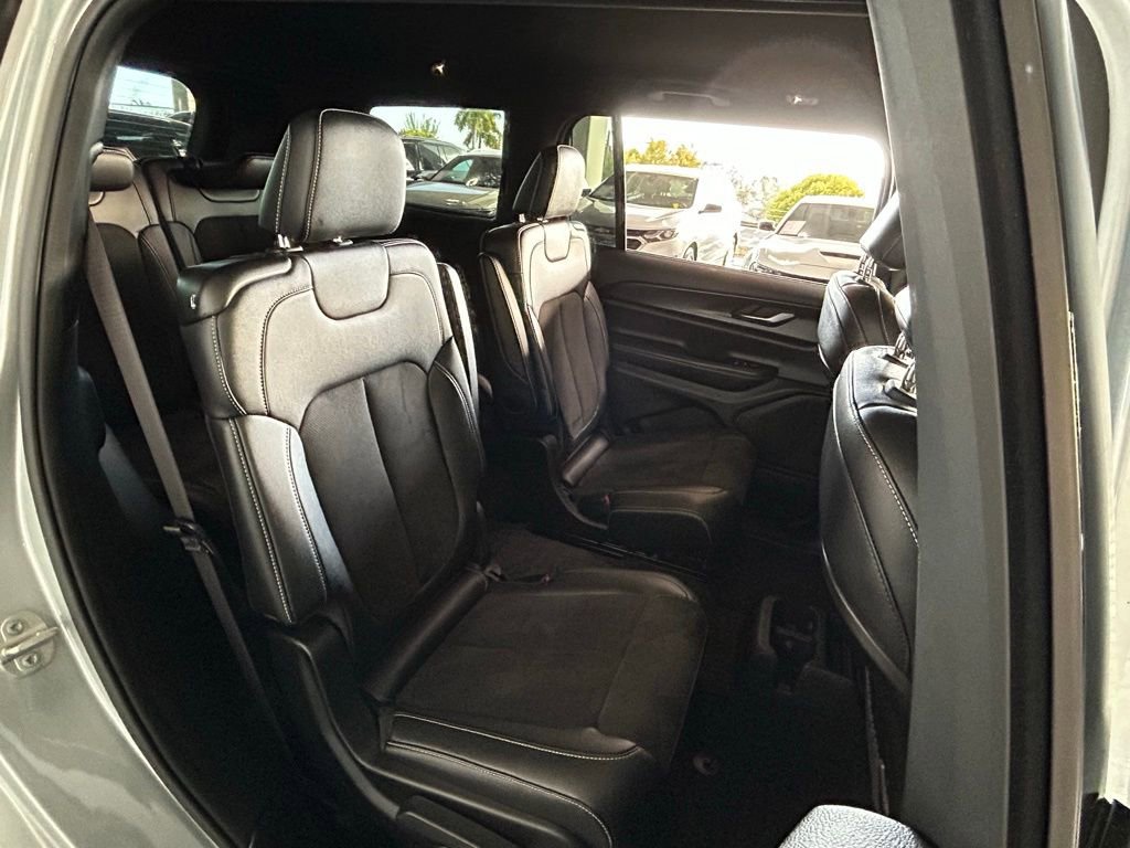 Used 2023 Jeep Grand Cherokee L Laredo image 46