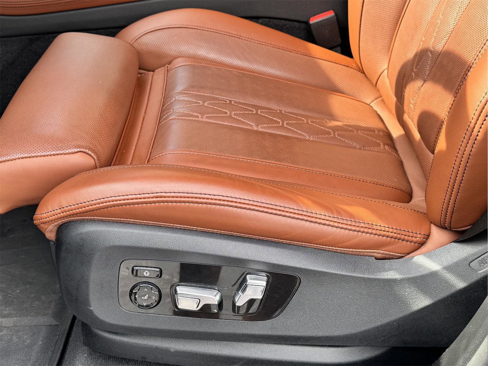 Used 2025 BMW X7 M60i image 12