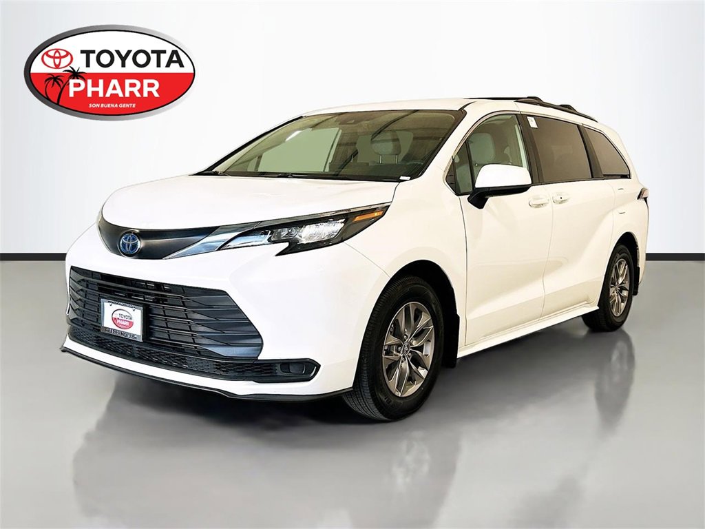 Used 2025 Toyota Sienna LE image 1