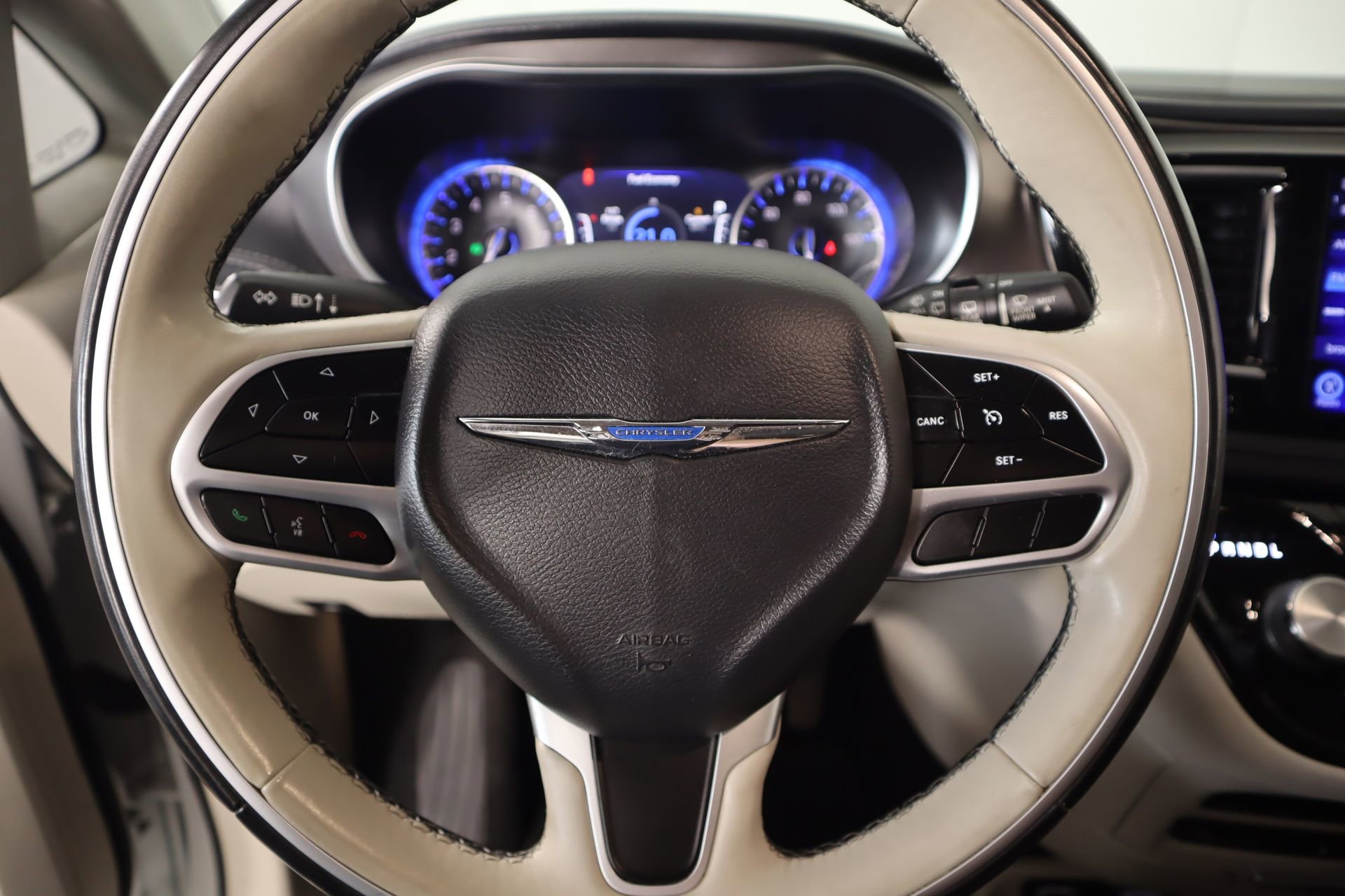 Used 2017 Chrysler Pacifica Limited w/ UConnect Theater Package image 3