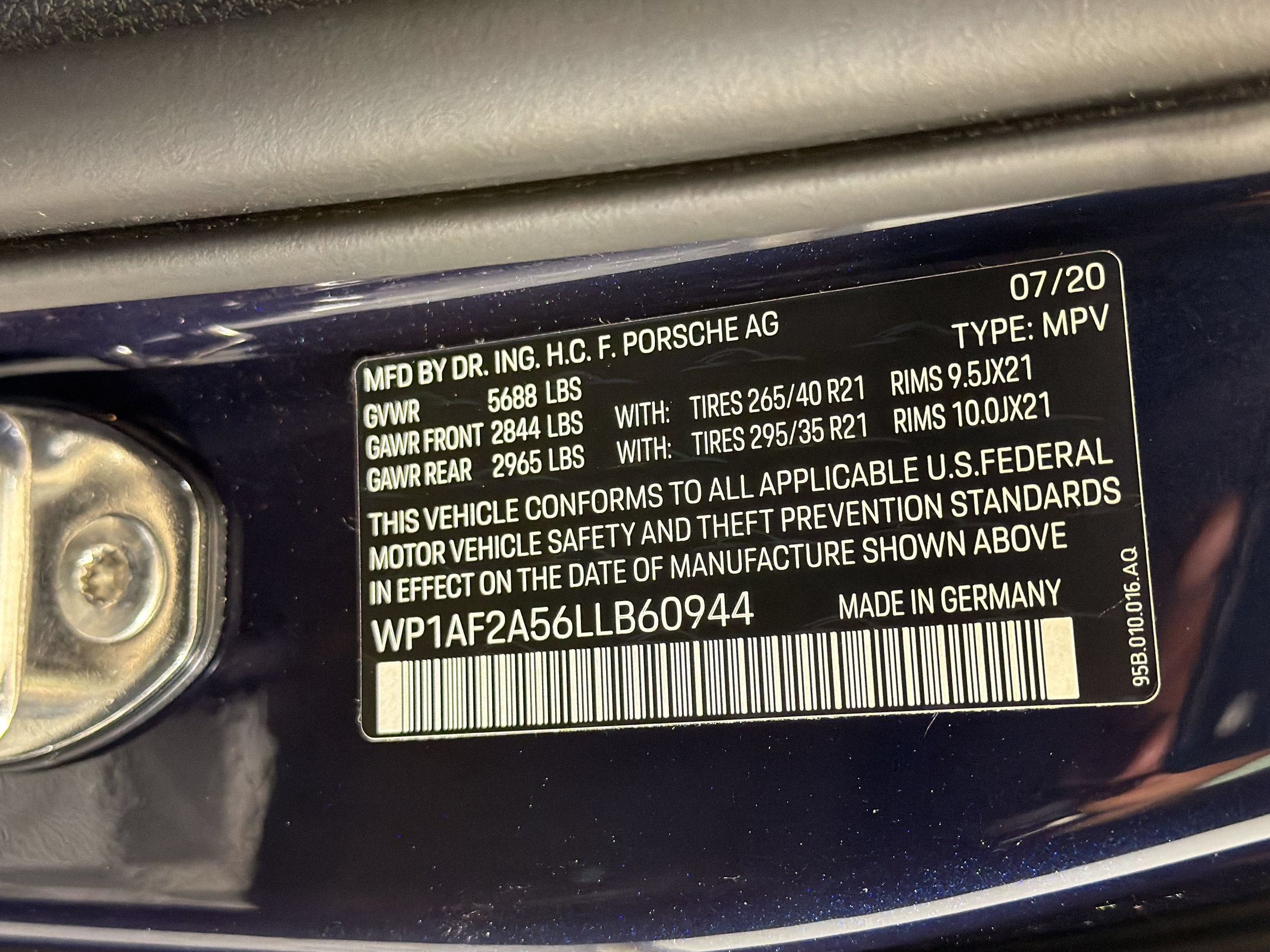 Certified 2020 Porsche Macan Turbo AWD/4WD image 25