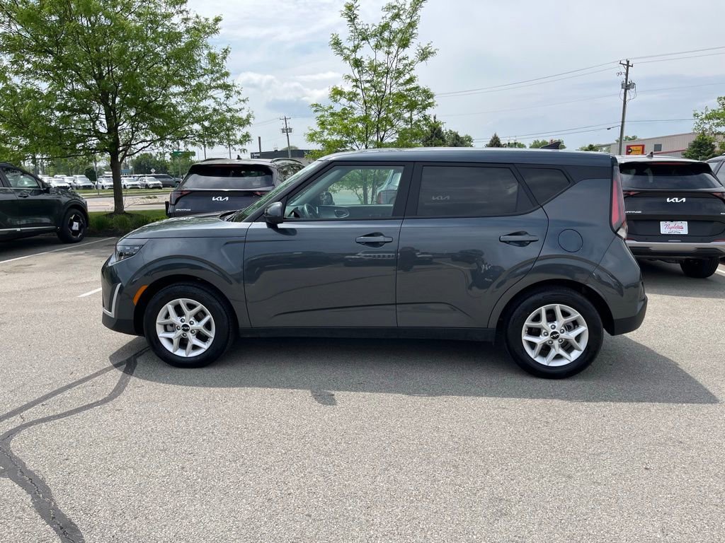 Used 2025 Kia Soul LX w/ LX Technology Package FWD image 4