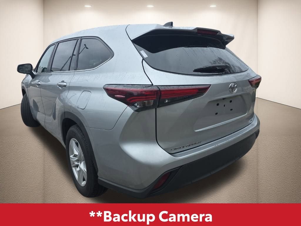 Used 2024 Toyota Highlander LE image 4