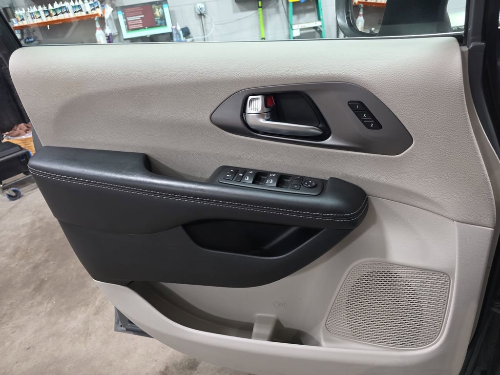 Used 2023 Chrysler Pacifica Touring-L FWD image 27