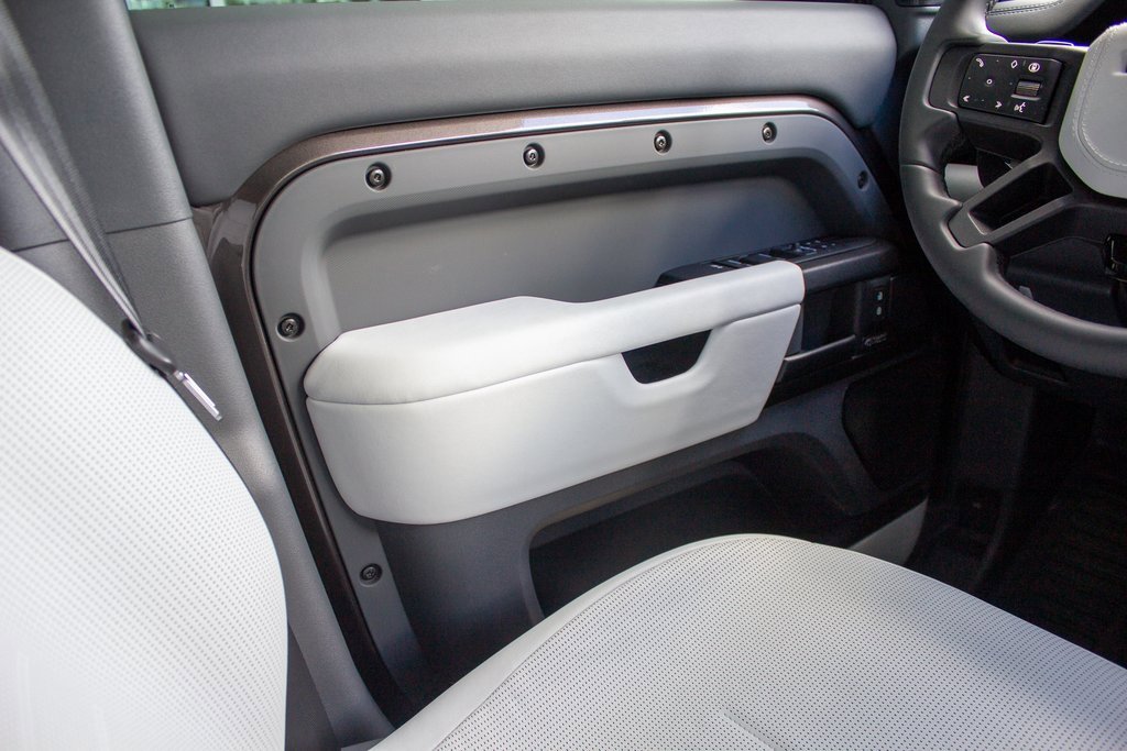 Used 2025 Land Rover Defender 110 image 19