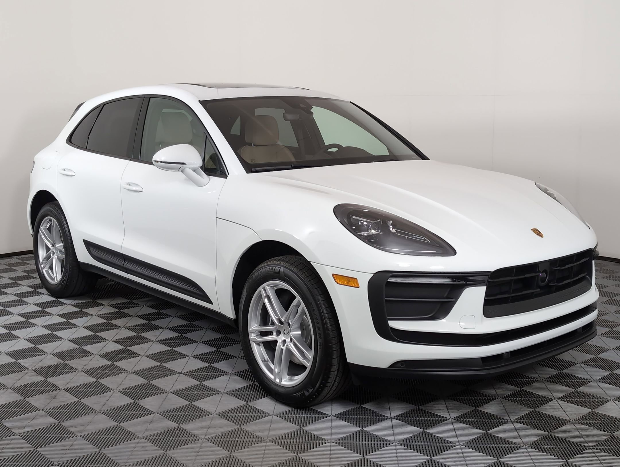 Certified 2025 Porsche Macan AWD/4WD image 10