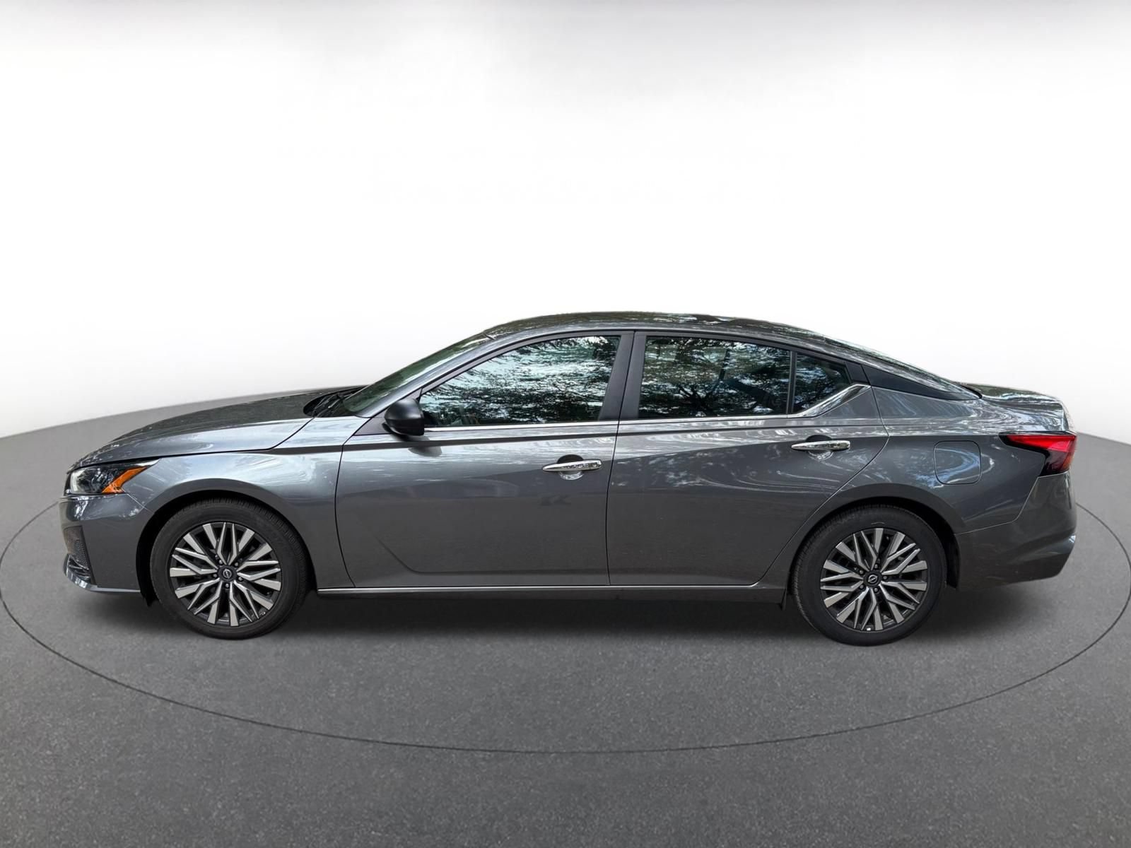 Used 2025 Nissan Altima 2.5 SV FWD image 4