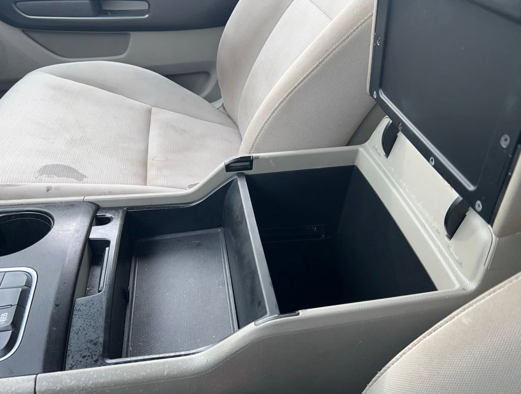 Used 2015 Kia Sedona LX w/ LX Convenience Package image 17