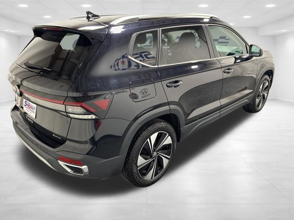 Used 2025 Volkswagen Taos SE AWD/4WD image 4