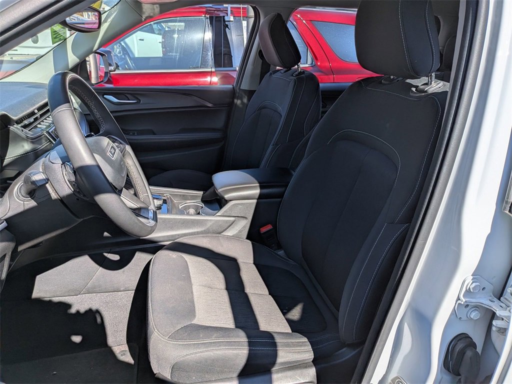 Used 2024 Jeep Grand Cherokee L Laredo image 19