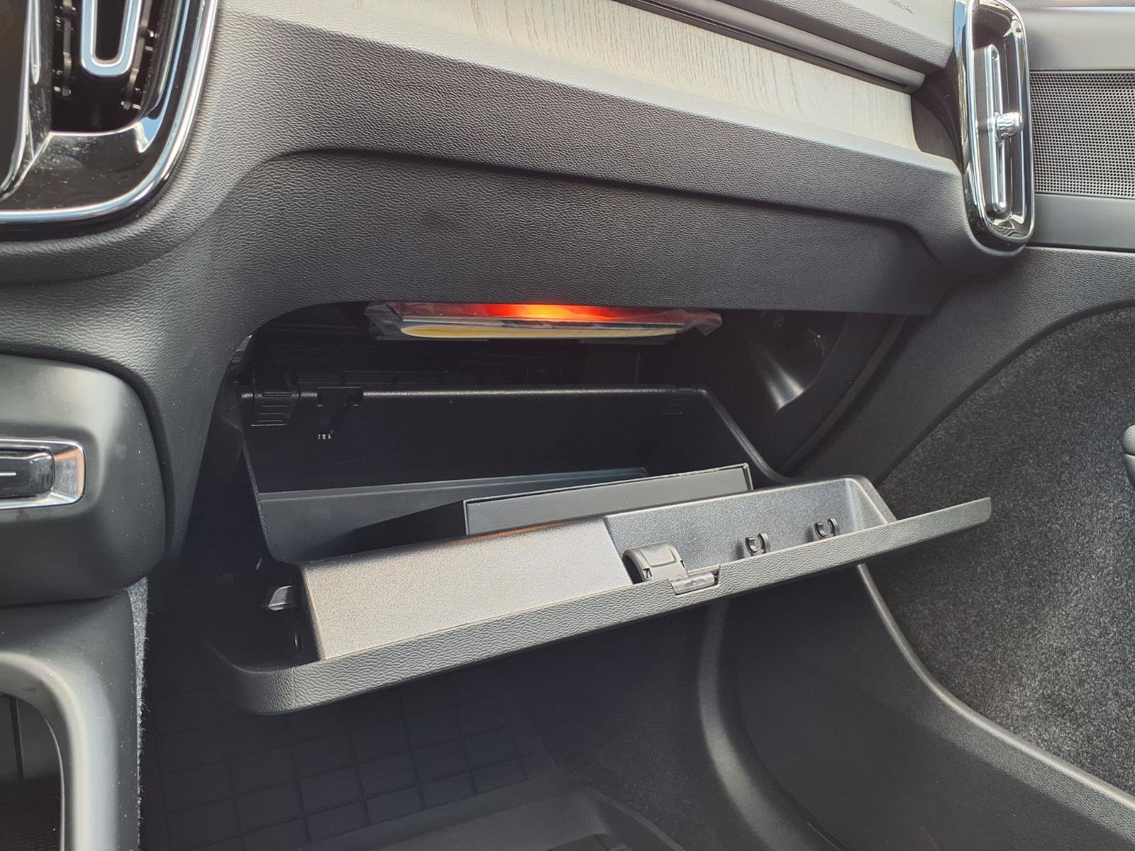 Certified 2023 Volvo XC40 B5 Plus w/ Driver Assist Package AWD/4WD image 34