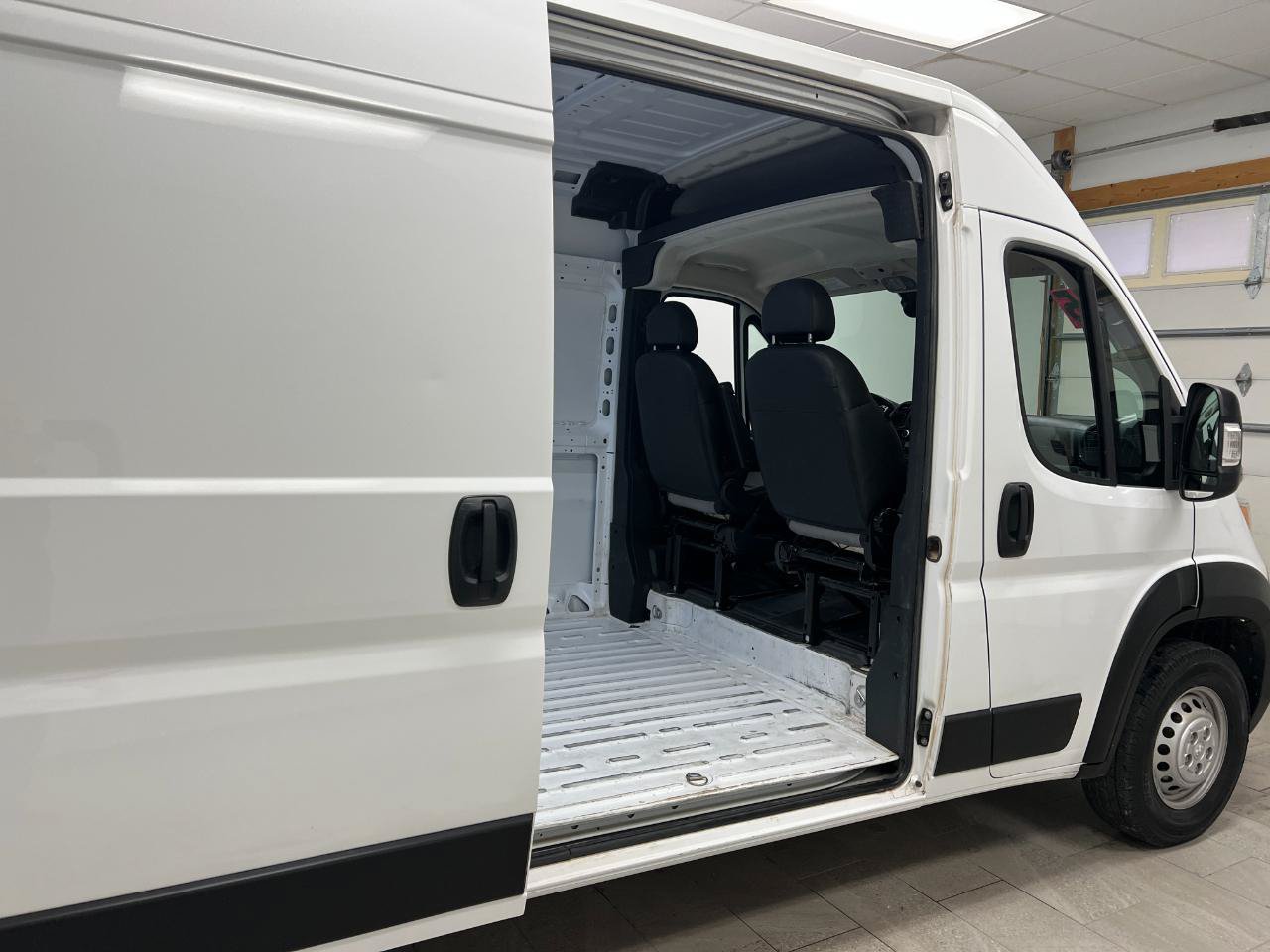 Used 2025 RAM ProMaster 2500 w/ Convenience Group FWD image 21