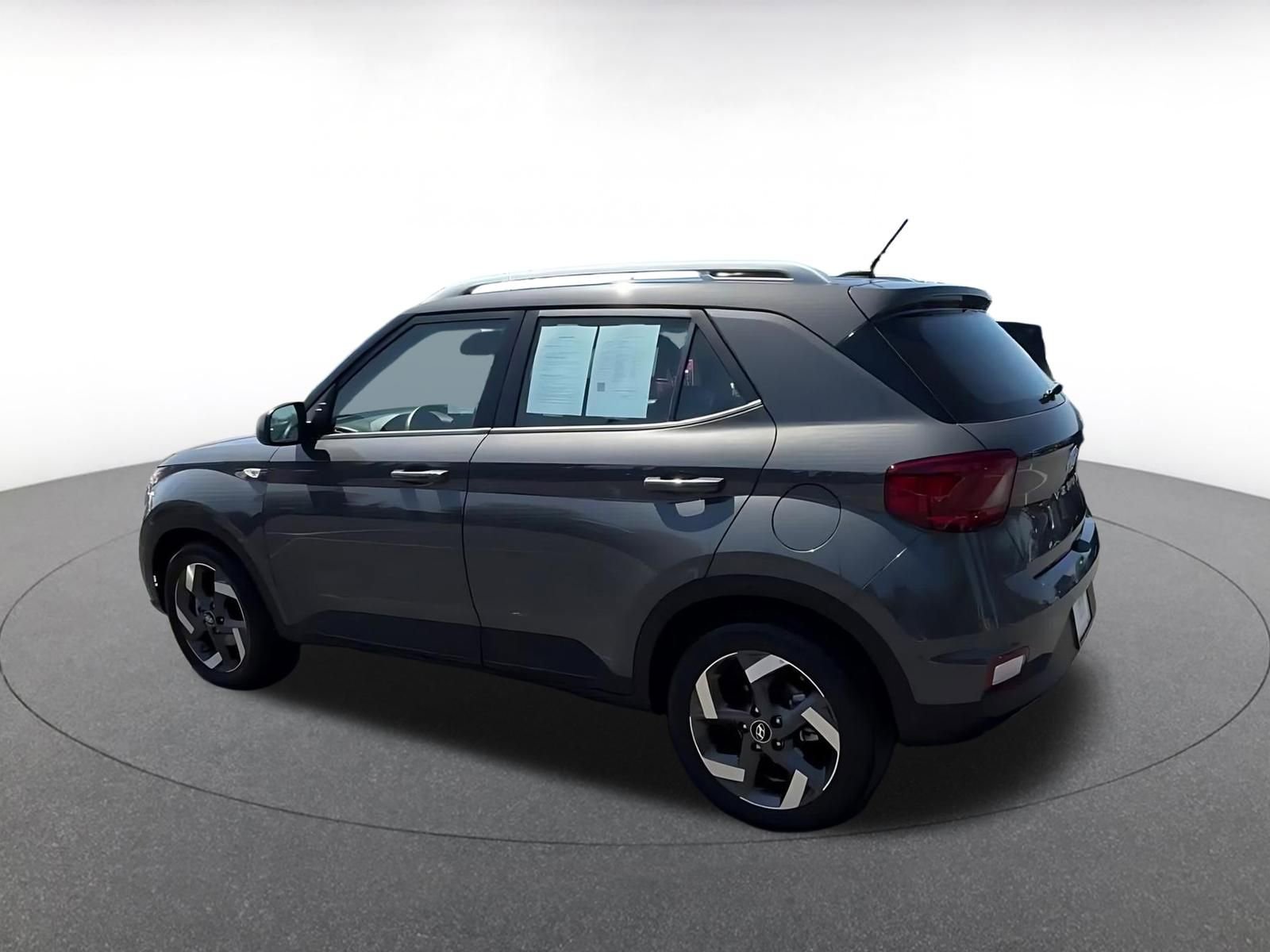 Used 2025 Hyundai Venue SEL FWD image 10