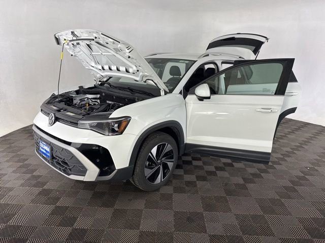Used 2025 Volkswagen Taos SE AWD/4WD image 12