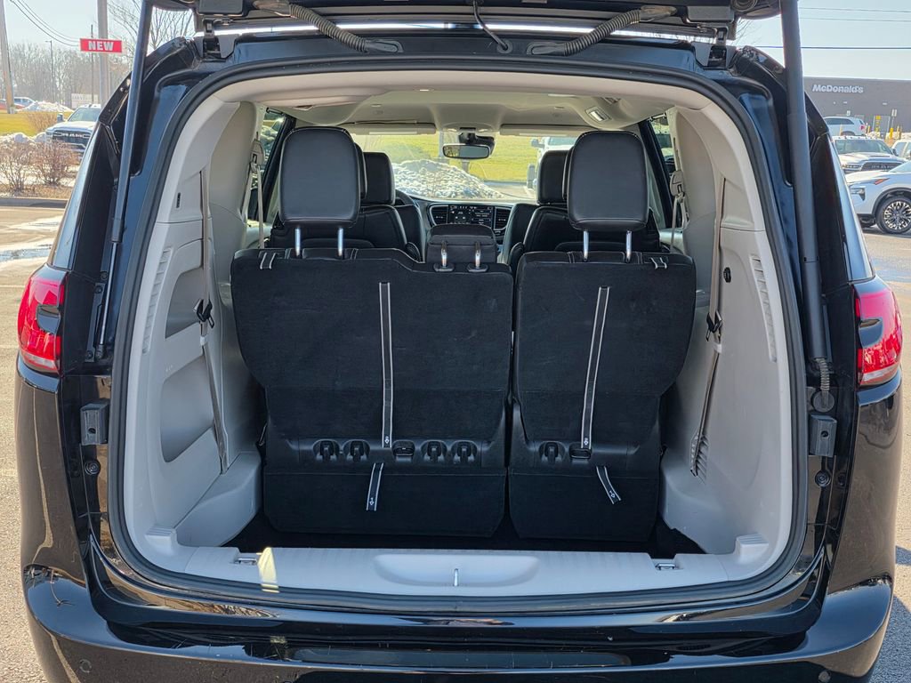 Used 2024 Chrysler Pacifica Touring-L image 35
