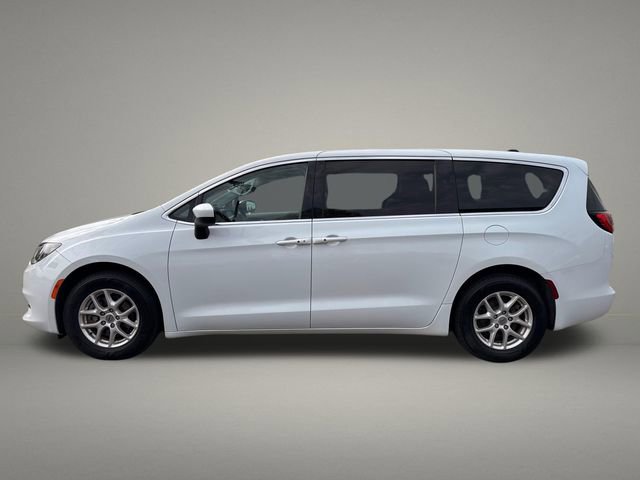 Used 2022 Chrysler Voyager LX FWD image 2