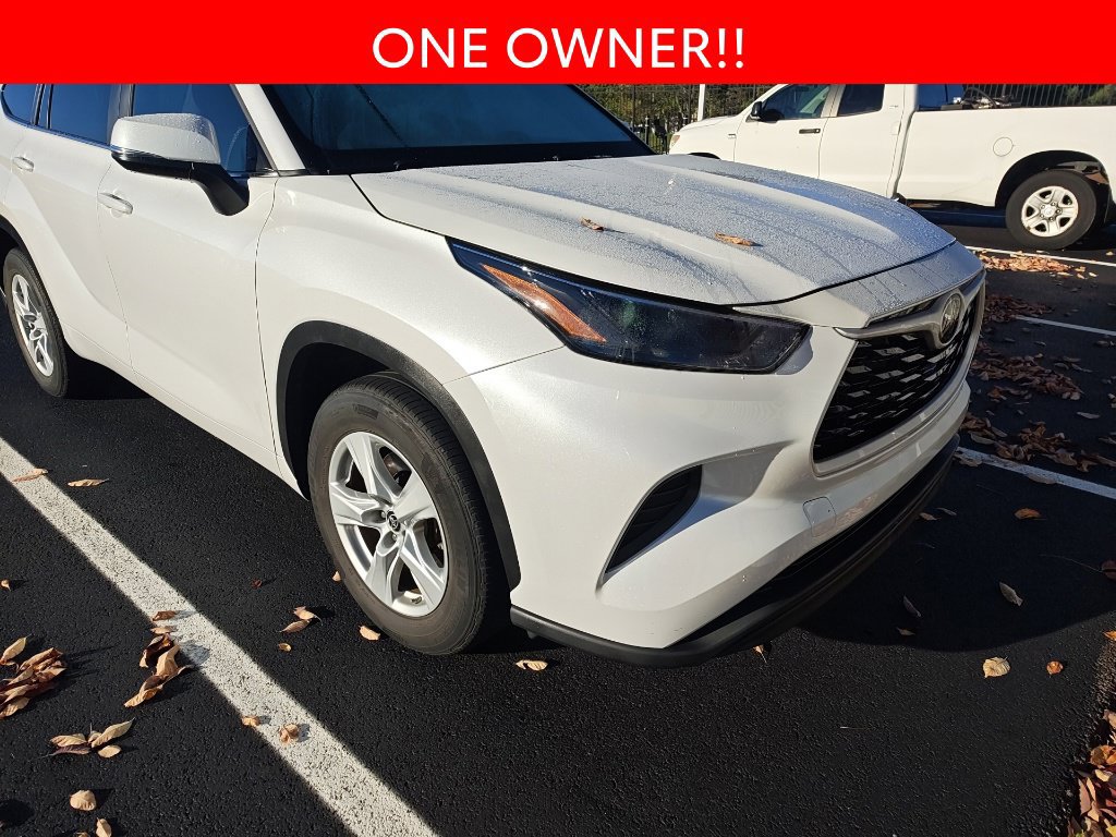 Used 2023 Toyota Highlander L FWD image 3
