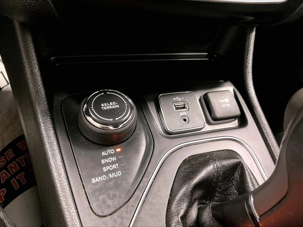Used 2019 Jeep Cherokee Latitude Plus w/ Comfort/Convenience Group AWD/4WD image 26