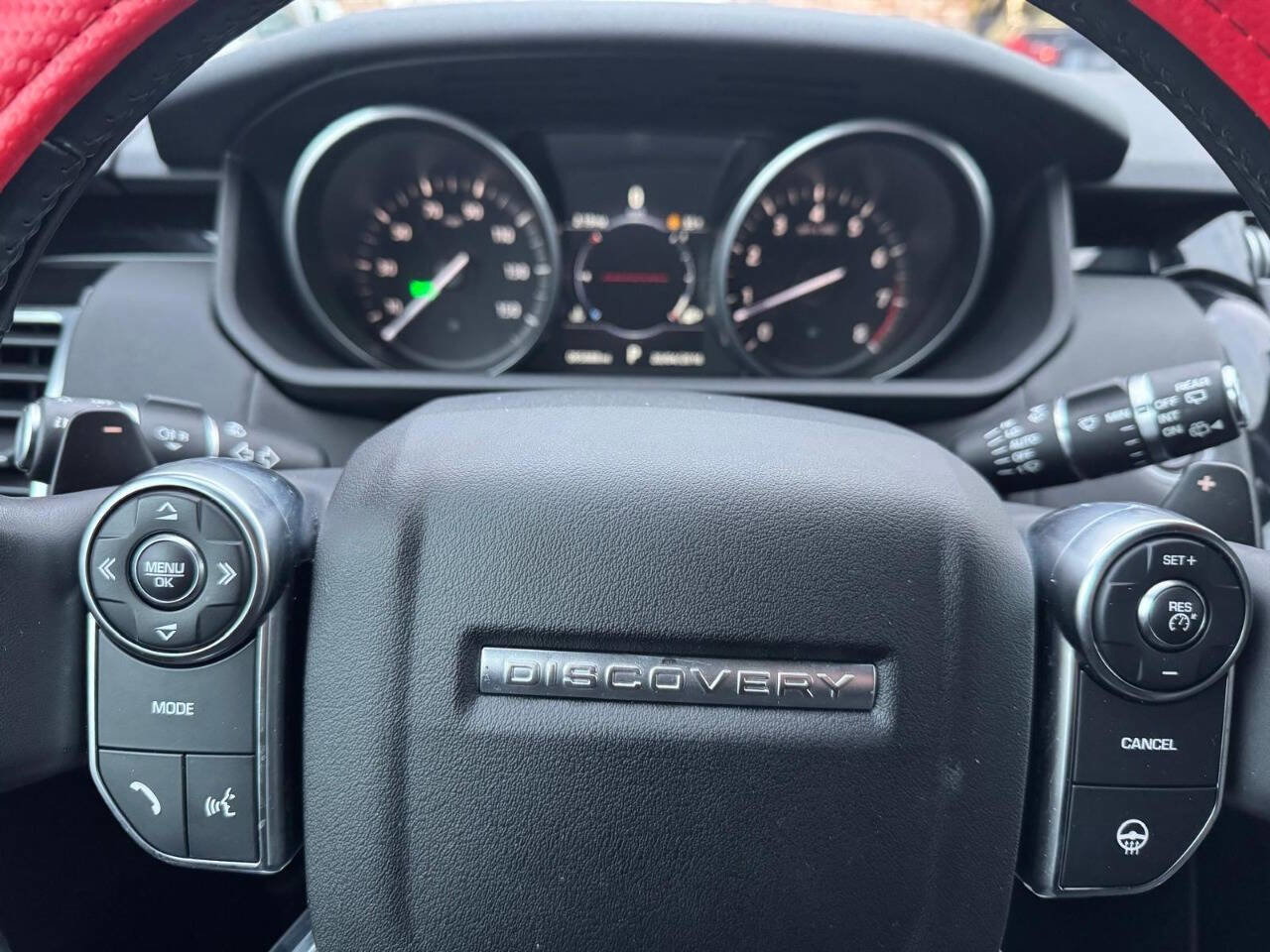 Used 2017 Land Rover Discovery SE image 14