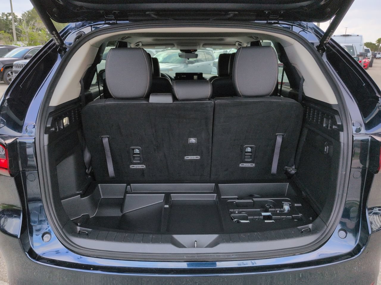 Used 2025 MAZDA CX-90 Plug-In Hybrid w/ Preferred AWD/4WD image 13