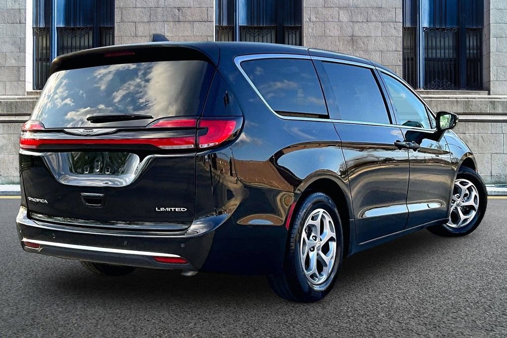 Used 2024 Chrysler Pacifica Limited image 11