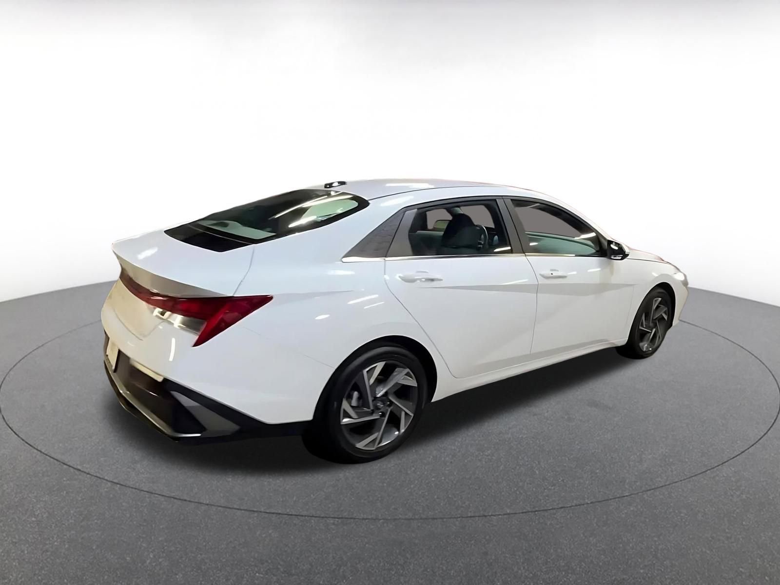 Used 2025 Hyundai Elantra SEL image 15