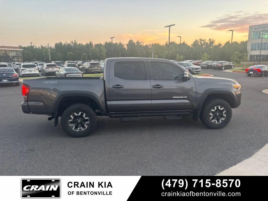 Used 2017 Toyota Tacoma TRD Off-Road w/ Premium & Technology Package AWD/4WD image 3