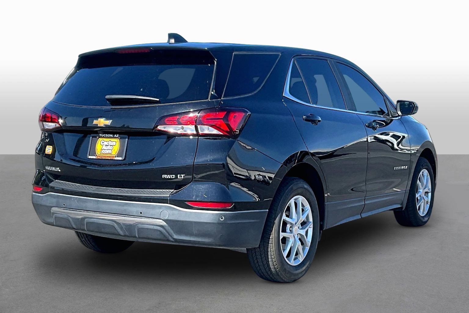 Used 2024 Chevrolet Equinox LT AWD/4WD image 2