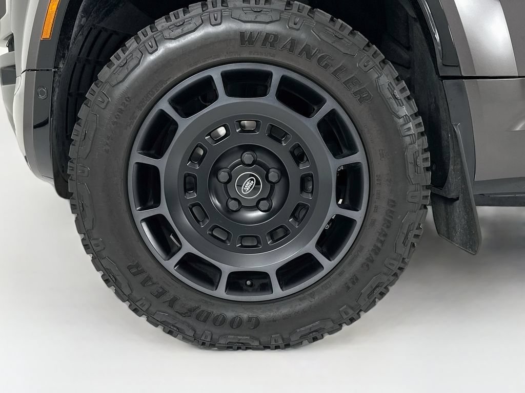 Used 2025 Land Rover Defender 110 AWD/4WD image 31