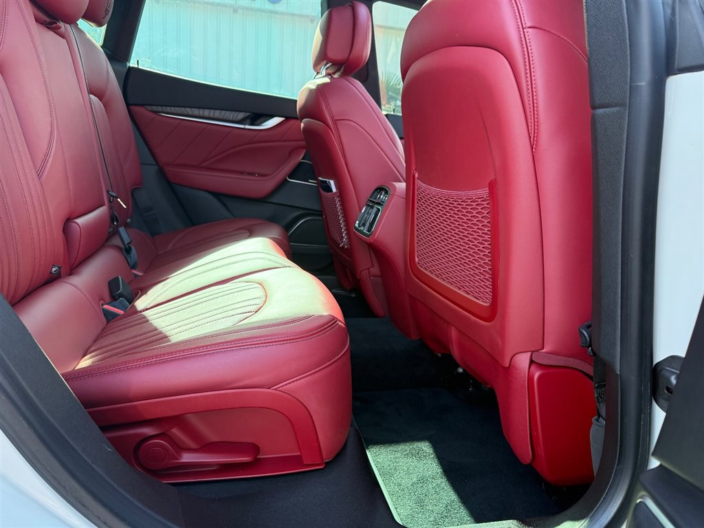 Used 2019 Maserati Levante GranLusso image 11