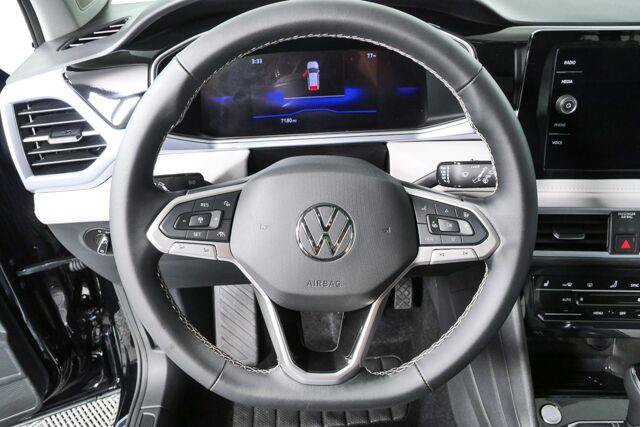 Used 2025 Volkswagen Taos SE w/ Panoramic Sunroof Package FWD image 8