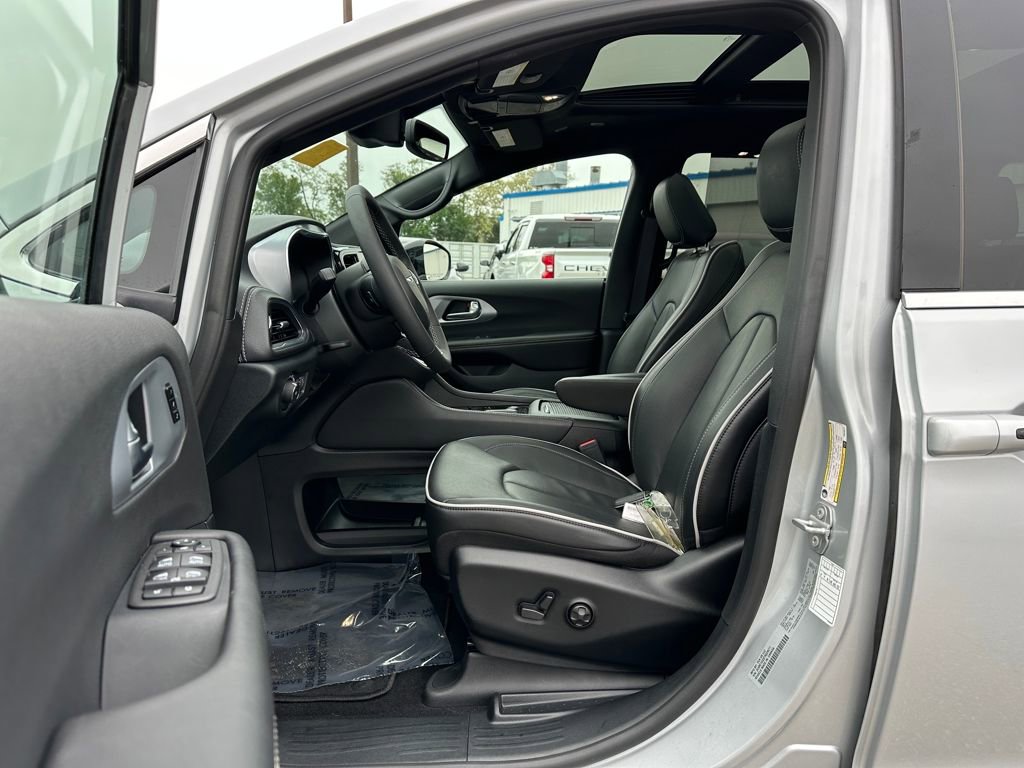Used 2026 Chrysler Pacifica Limited FWD image 26