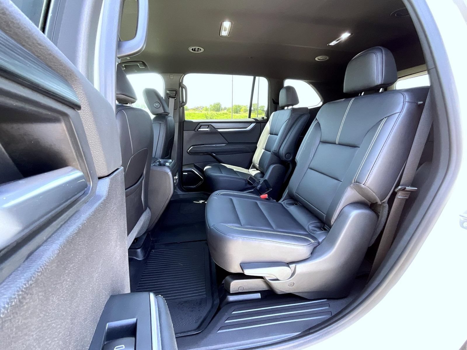 Certified 2026 GMC Acadia Elevation w/ Elevation Premium Package AWD/4WD image 19