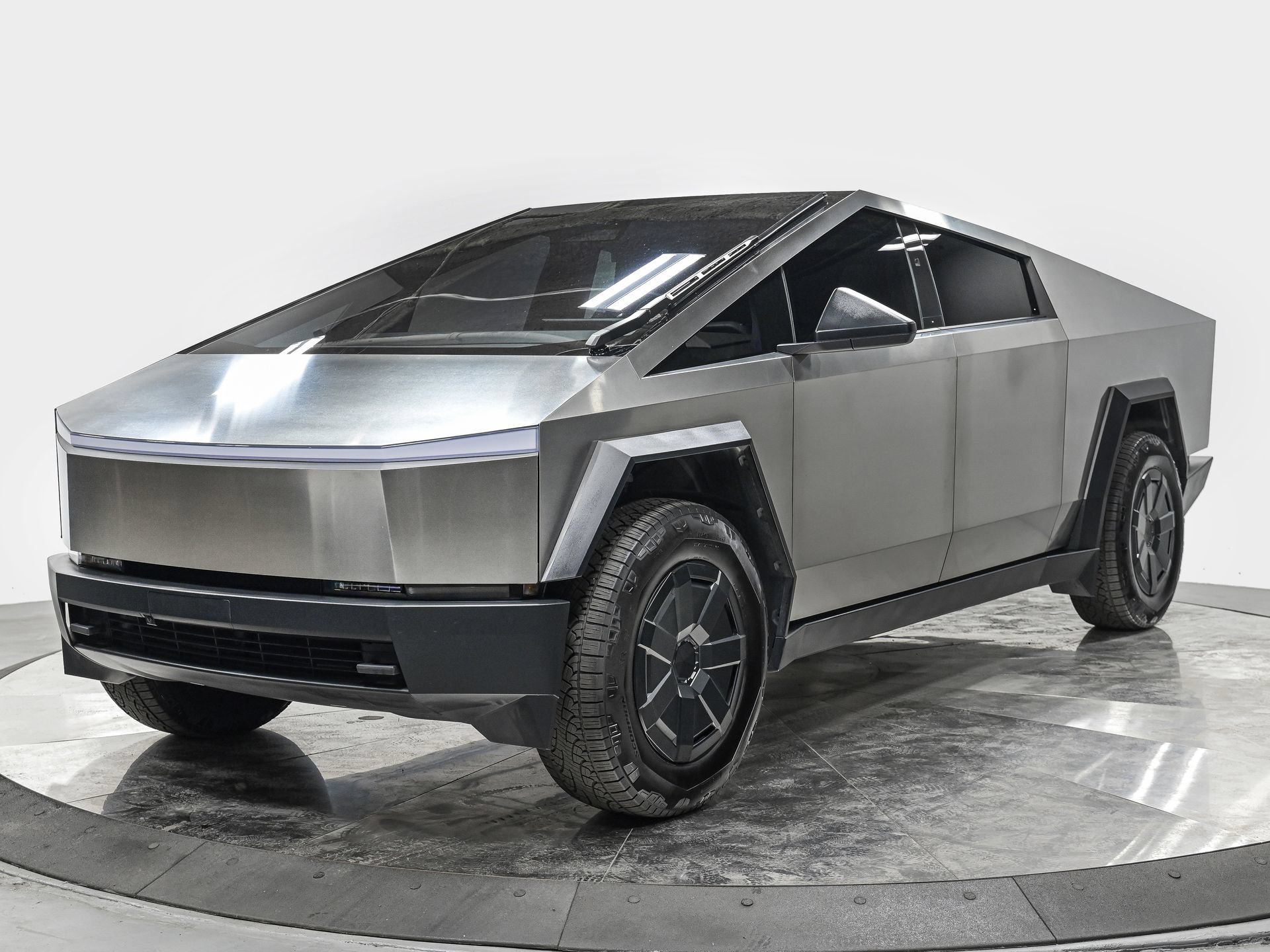 Used 2025 Tesla Cybertruck AWD Crew Cab image 1