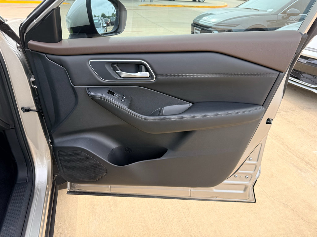 Used 2023 Nissan Rogue Platinum FWD image 11