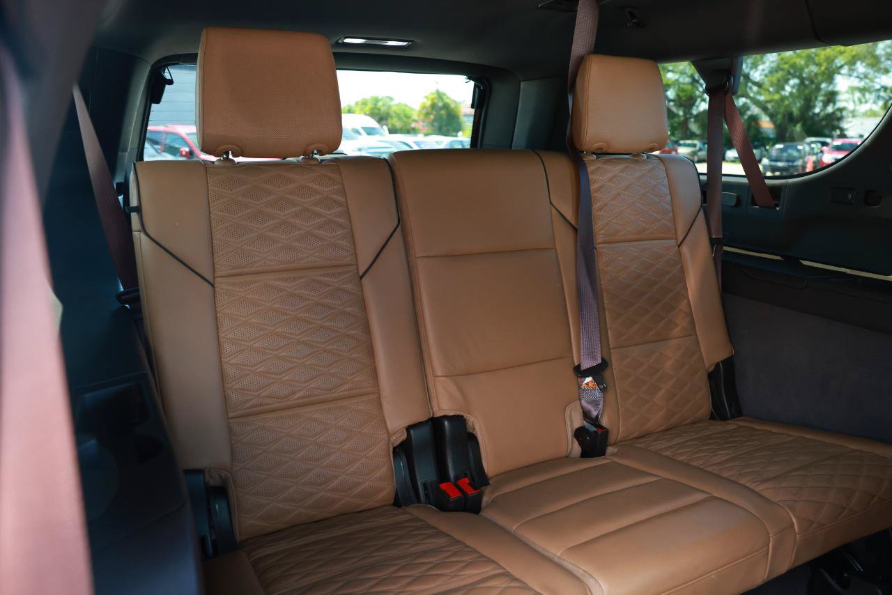 Used 2024 Cadillac Escalade ESV Premium Luxury AWD/4WD image 27