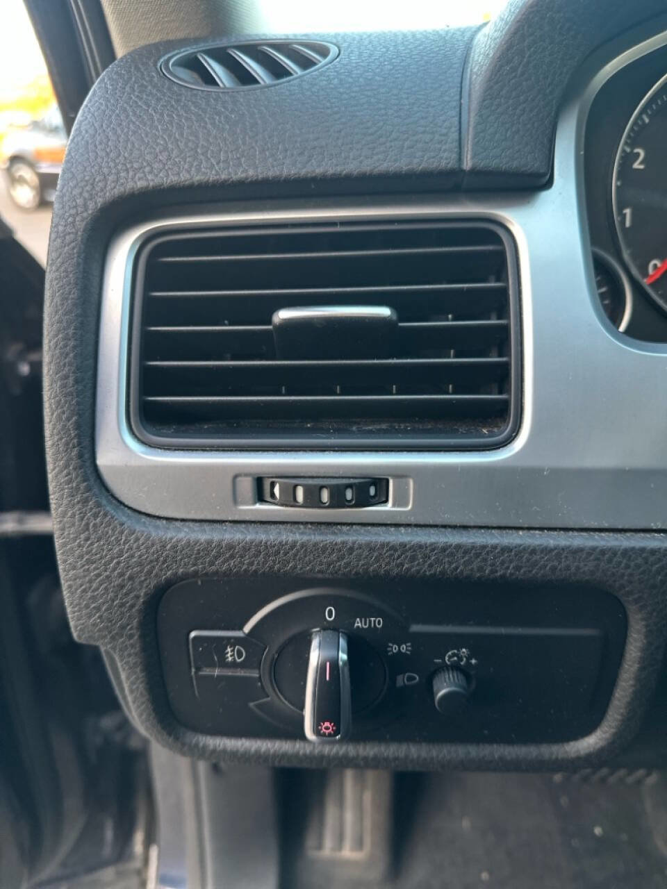 Used 2013 Volkswagen Touareg Sport image 13