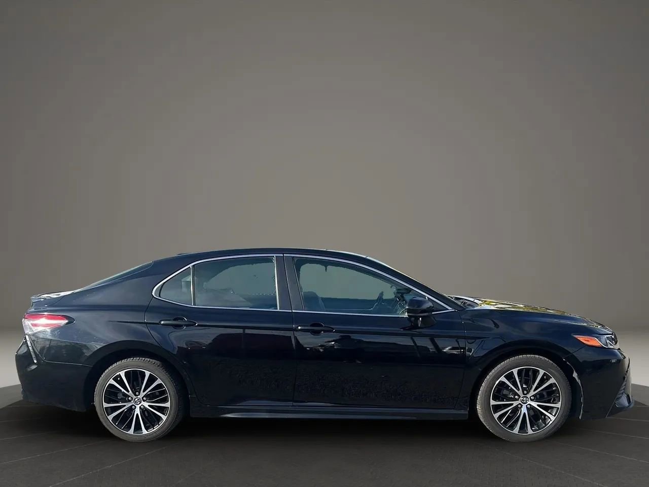 Used 2019 Toyota Camry SE image 4