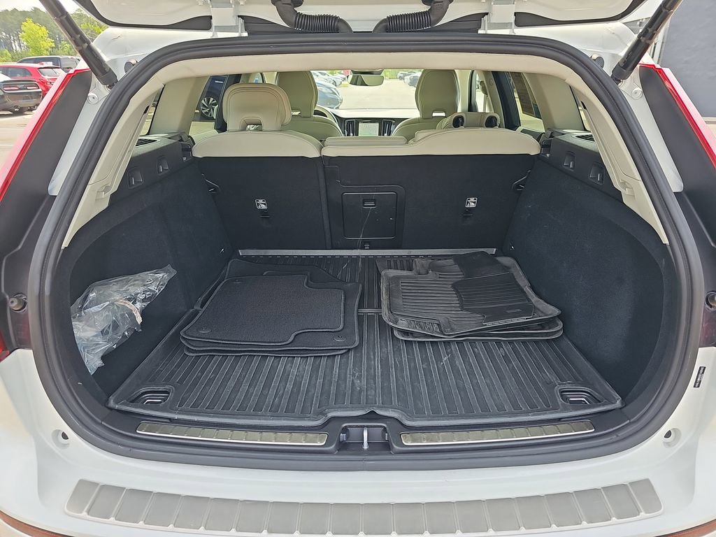 Used 2025 Volvo V60 B5 Cross Country Plus AWD/4WD image 16