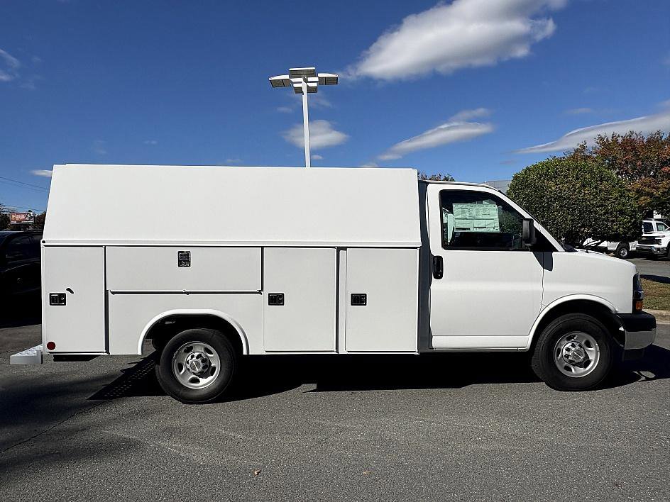 New 2025 Chevrolet Express 3500 w/ Power Convenience Package image 7