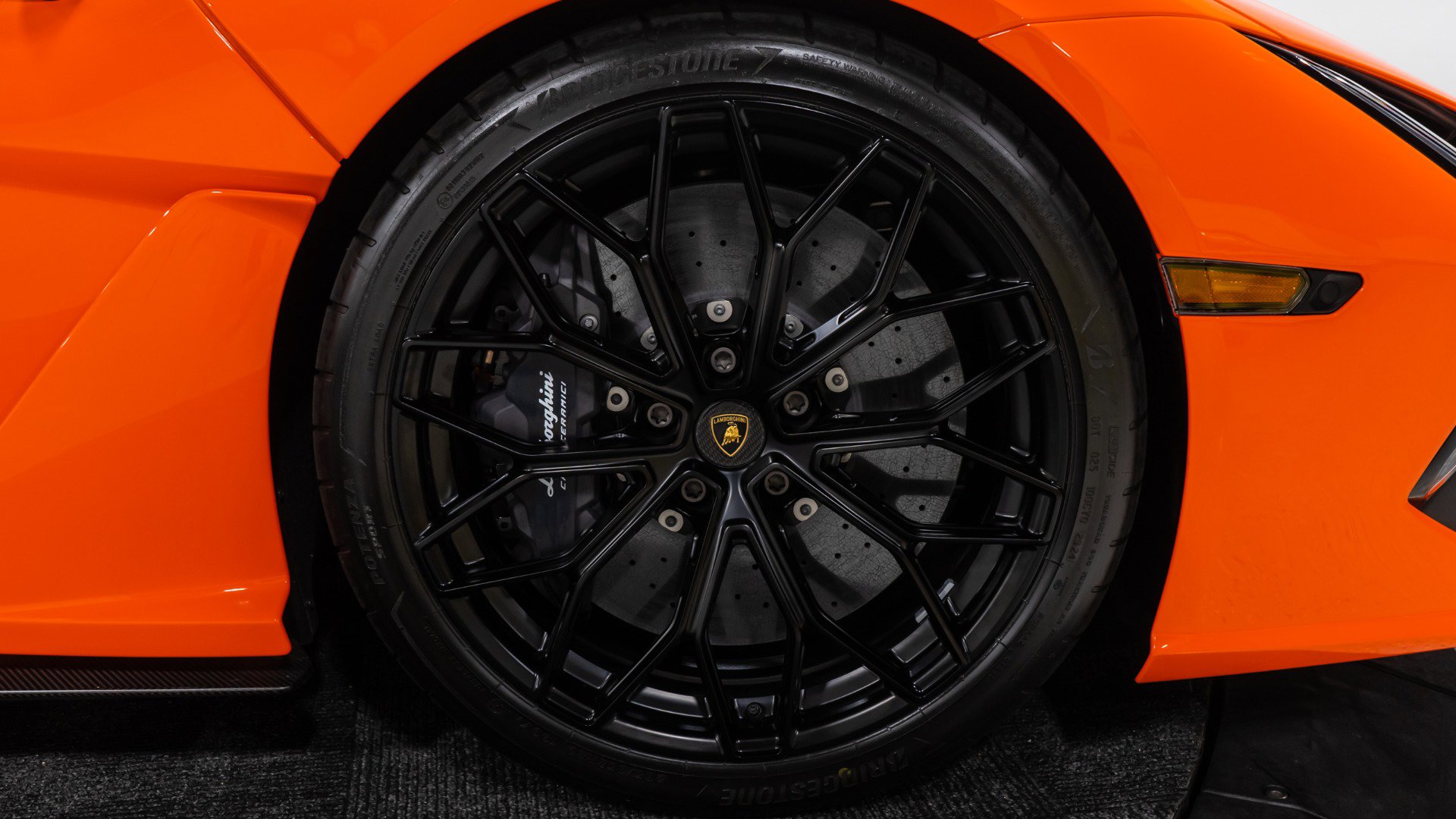 Used 2025 Lamborghini Revuelto image 38