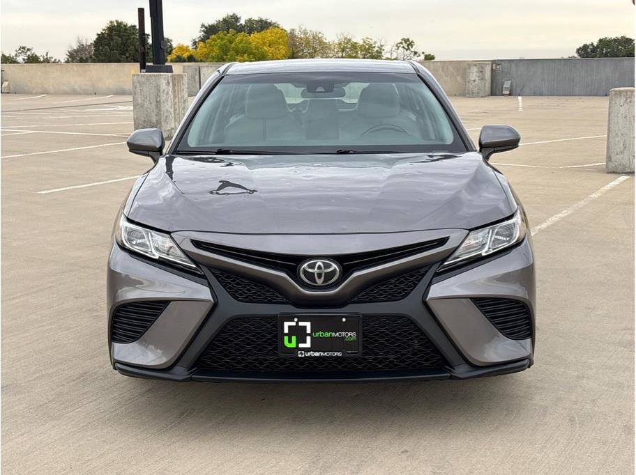 Used 2020 Toyota Camry SE image 2