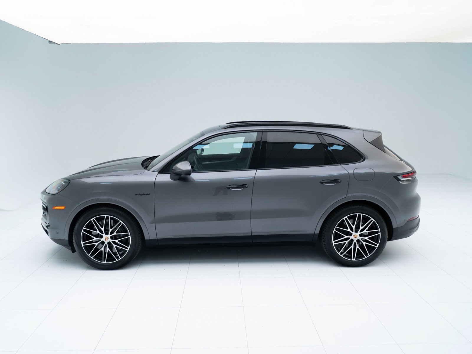 Certified 2025 Porsche Cayenne GTS AWD/4WD image 2