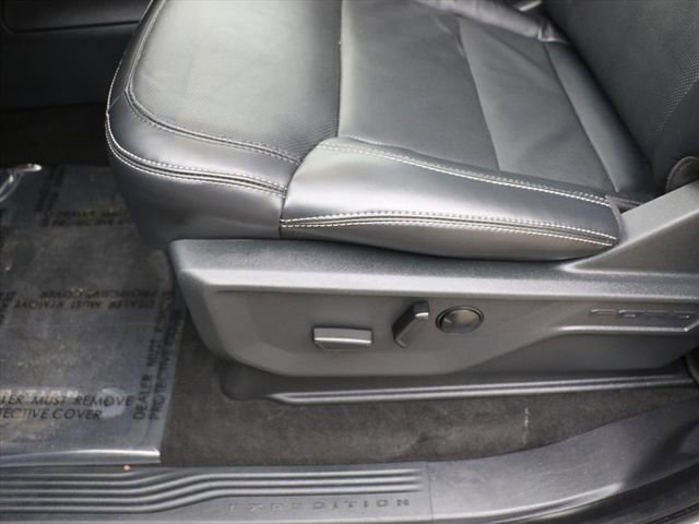 Used 2025 Ford Expedition Platinum image 19